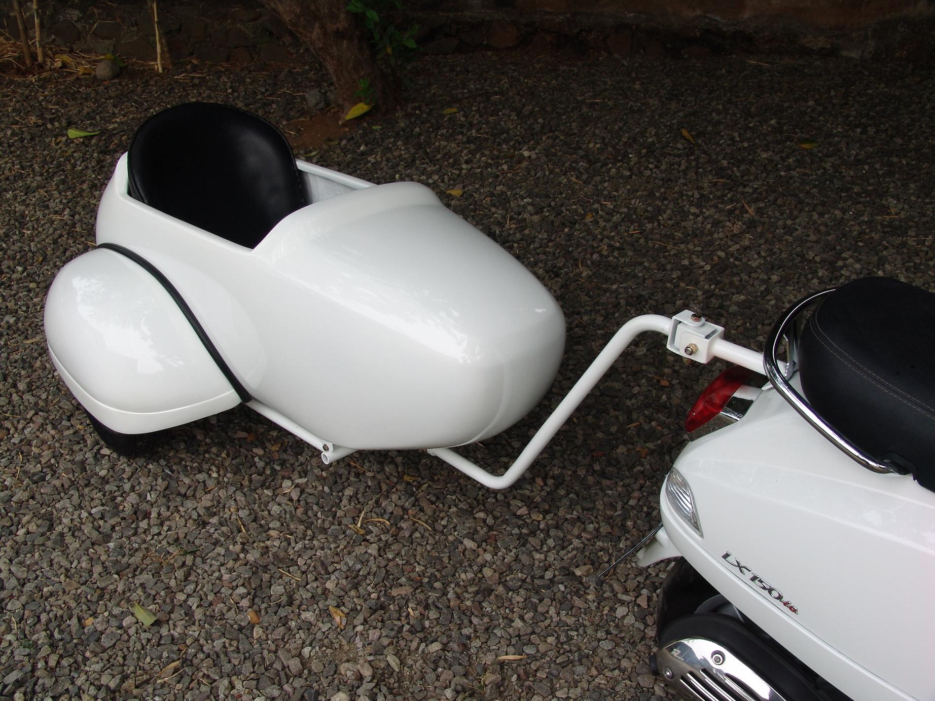 Vespa with Scooter99 detachable sidecar trailer – right profile